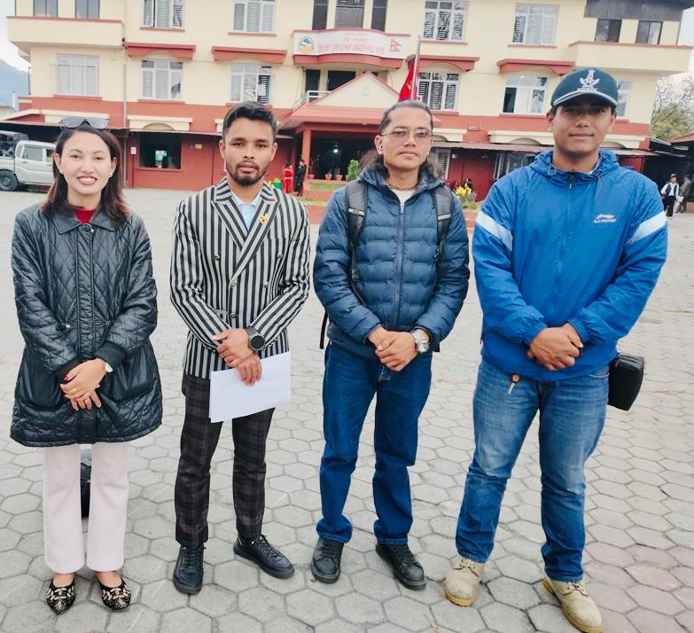 मालपोत कार्यालय बाहिर बिचौलियाको मनपरी शुल्क असुली, सेवाग्राही हैरान